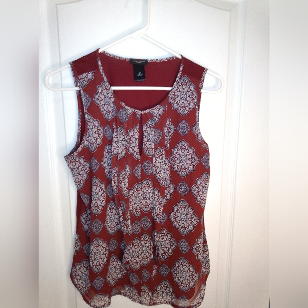 Ann Taylor petite/ sleeveless burgundy top with beautiful designs in the…